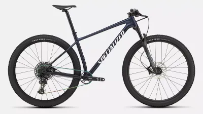 Specialized Chisel HT Comp Gloss Metallic Deep Marine / White 2026 Barva: černá, Velikost: S